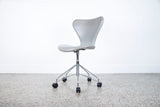 Arne Jacobsen Model 3117 Series 7 Fully Upholstered Desk Chair in Gray Leather