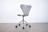 Arne Jacobsen Model 3117 Series 7 Fully Upholstered Desk Chair in Gray Leather